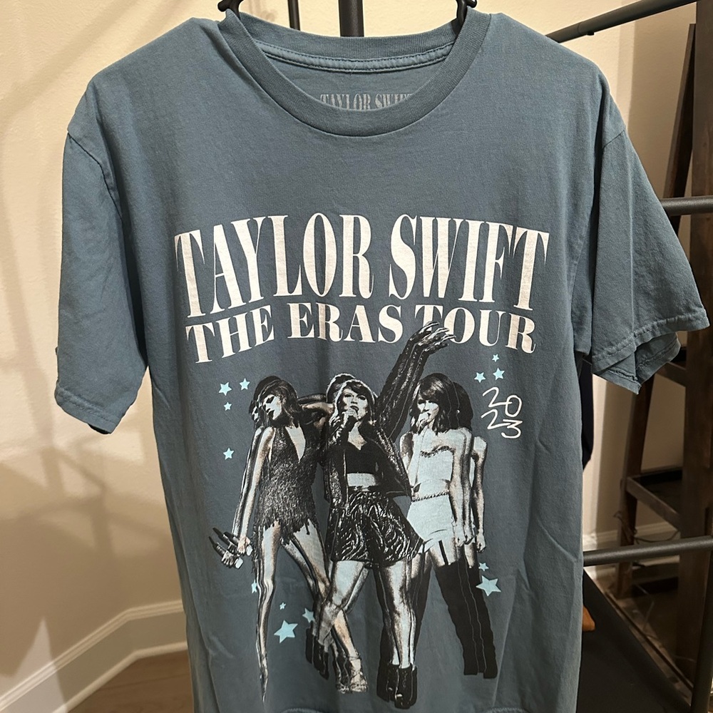 Taylor Swift The Eras Tour 1989 Version T-shirt - Picture 2 of 4